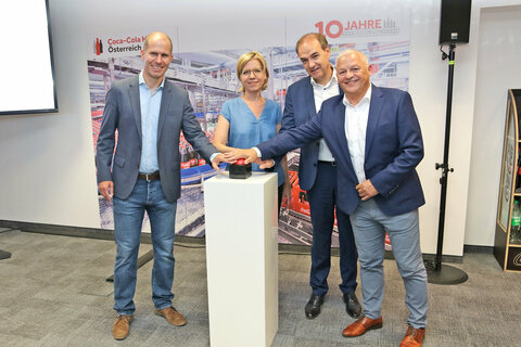 Drückten den Startknopf für die Inbetriebnahme der neuen Mehrwegglaslinie: v.l. Herbert Bauer, General Manager Coca-Cola HBC Österreich, BM Leonore Gewessler, LR Leonhard Schneemann, Bgm. Gerhard Handig