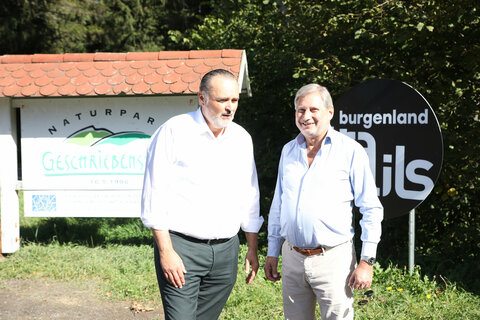 Landeshauptmann Hans Peter Doskozil mit EU-Kommissar Johannes Hahn bei der EU-Gipfeltour am Geschriebenstein, dem höchsten Gipfel Burgenlands.