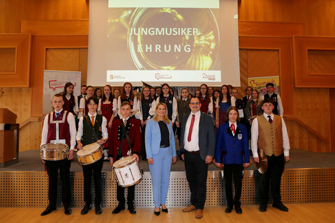 ugendlandesrätin Daniela Winkler mit Márton Ilyés MEd BBA, Jugendreferent Blasmusikverband Burgenland, und ausgezeichneten NachwuchsmusikerInnen