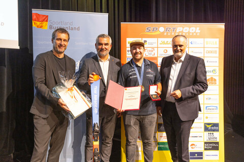 Thomas Trukesitz, Obmann Sportpool Burgenland, Sportlandesrat Heinrich Dorner, Valentin Bontus und Landeshauptmann Hans Peter Doskozil bei der Verleihung des Großen Goldenen Ehrenzeichens