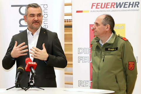 Landesrat Mag. Heinrich Dorner (links im Bild) und DI Adolf Selinger, MA, Projektverantwortlicher von ‚Gemeinsam.Sicher.Feuerwehr‘ im Burgenland bei der Pressekonferenz.