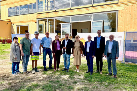 Bildungslandesrätin Mag.a (FH) Daniela Winkler (5.v.l.) nahm gemeinsam mit Landtagsabgeordneten Bürgermeister Kilian Brandstätter (6.v.l.) die Gleichenfeier bei der Mittelschule Gols vor.