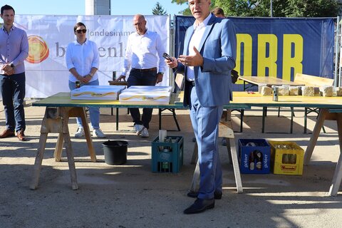 Soziallandesrat Leonhard Schneemann bei der Grundsteinlegung in Neudörfl.