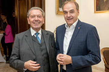 Hausherr Professor Heinz Schinner mit Landesrat Dr. Leonhard Schneemann beim Kulturfest im Schloss Rotenturm.