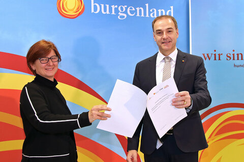 Landesrat Leonhard Schneemann und Brigitte Juraszovich, Gesundheit Österreich GmbH (GÖG), präsentierten eine Personalbedarfsprognose für den Pflegebereich