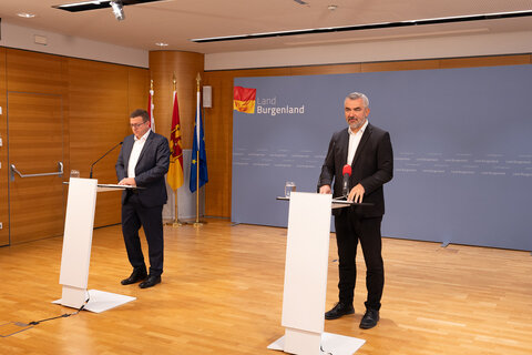 Landesrat Heinrich Dorner (rechts im Bild) und Claus Paar bei der Pressekonferenz zum Thema Sicherheitsmonat Oktober