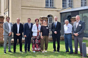 Michael Schreiber (Bgld. Forschungsgesellschaft), Dieter Szorger (KBB), LAbg. Jürgen Karall, Klaudia Fritz (KBB), Jamin Karnutsch (KBB), Oberrabbiner Jaron Engelmayer (IKG Wien), Präsident Nechemja Gang (Misrachi Österreich), Alfred Lang (Bgld. Forschungsgesellschaft)