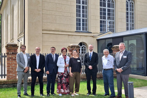 Michael Schreiber (Bgld. Forschungsgesellschaft), Dieter Szorger (KBB), LAbg. Jürgen Karall, Klaudia Fritz (KBB), Jamin Karnutsch (KBB), Oberrabbiner Jaron Engelmayer (IKG Wien), Präsident Nechemja Gang (Misrachi Österreich), Alfred Lang (Bgld. Forschungsgesellschaft)