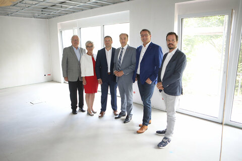 OSG-Aufsichtsratsvorsitzender DI Johann Schmidt, Landtagsabgeordnete Doris Prohaska, Bürgermeister Werner Gabriel, Landesrat Dr. Leonhard Schneemann, OSG-Vorstandsdirektor Dr. Alfred Kollar und Geschäftsführer Mag. Andreas Balog (Arbeiter Samariter Bund Service GmbH) besichtigten einen Raum auf der Baustelle im Altenwohn- und Pflegeheim in Schandorf.