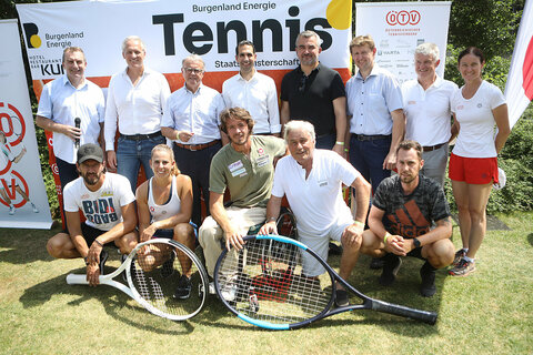Landesrat Mag. Heinrich Dorner (6.v.l. stehend) nahm nach der Pressekonferenz ebenfalls so wie Landeshauptmann außer Dienst, Hans Niessl (3.v.l.) stehend beim Charity-Doppelturnier für den guten Zweck teil.