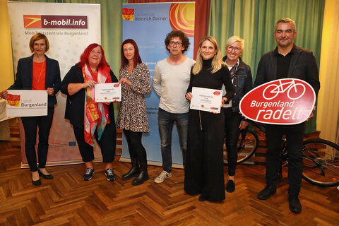 Landesrat Heinrich Dorner (r.) und Christine Zopf-Renner (l.) mit Doris Horvath und Sabrina Tiewald von der Frauen- & Familienberatungsstelle Oberpullendorf sowie Hannelore Halwax (Tour de Burgenland