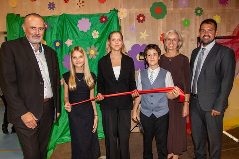 Landeshauptmann Hans Peter Doskozil, Direktorin Petra Beck, BEd., und Bürgermeister LAbg. Kilian Brandstätter mit Isabel, Luna und Jakob, die als Moderationsteam durch die Eröffnung der Mittelschule Gols führten.