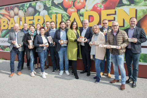 Landeshauptmann-Stellvertreterin Astrid Eisenkopf und Bürgermeister Thomas Steiner mit Vorstandsmitgliedern der Biogenossenschaft Burgenland eGen und Produzenten, die den neuen SB-Bauernladen in Eisenstadt beliefern.