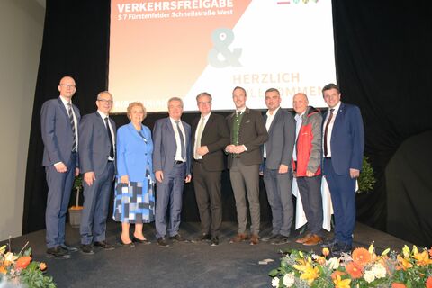 Baulandesrat Mag. Heinrich Dorner schnitt gemeinsam mit den Vertretern aus Politik und Wirtschaft das Band zur Eröffnung der neuen Schnellstraße durch.