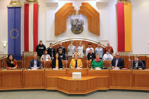 Landtagspräsidentin Verena Dunst mit Abgeordneten zum Burgenländischen Landtag und Schülern der Berufsschule Mattersburg