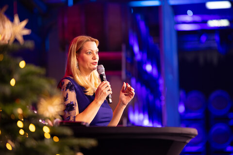 Landesrätin Daniela Winkler spricht bei der „Licht ins Dunkel“-Gala.