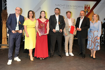 Sebastian Käferle, Kapitän Oberwart Gunners („Team des Jahres“), LH-Stellvertreterin Mag.a Astrid Eisenkopf, Schwimmerin Lena Grabowski („Sportlerin des Jahres“), Horst Leitner, Oberwart Gunners („Trainer des Jahres“), Klaus Wiesberger, Vater von Bernd Wiesberger („Sportler des Jahres“), Landeshauptmann Hans Peter Doskozil und Landesrätin Mag.a (FH) Daniela Winkler