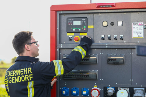 Bildtext Übung Strommangellage 4: Im Rahmen der Strommangellage-Übung beim Reinhaltungsverband Region Neusiedler See Westufer unterstützte die Freiwillige Feuerwehr Siegendorf mit einem Notstromaggregat.