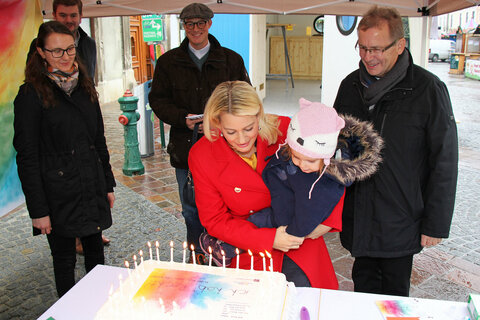 Jugendlandesrätin Mag.a (FH) Daniela Winkler nahm den 30. Jahrestages zum Anlass, um in der Fußgängerzone in Eisenstadt mit Unterstützung von Anna-Lena und Vertretern des Landesjugendforums eine Geburtstagstorte anzuschneiden und zu verteilen