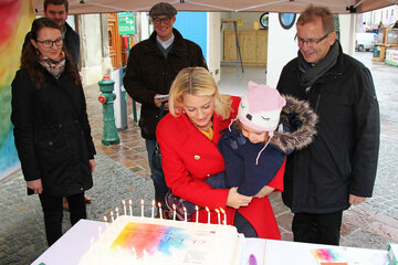 Jugendlandesrätin Mag.a (FH) Daniela Winkler nahm den 30. Jahrestages zum Anlass, um in der Fußgängerzone in Eisenstadt mit Unterstützung von Anna-Lena und Vertretern des Landesjugendforums eine Geburtstagstorte anzuschneiden und zu verteilen