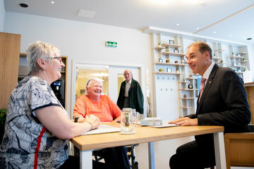 Soziallandesrat Dr. Leonhard Schneemann sucht bei seinen Besuchen in burgenländischen Pflegeeinrichtungen stets das Gespräch