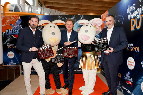 Landeshauptmann Hans Peter Doskozil, Werner Cerutti, Geschäftsführer der Sonnentherme Lutzmannsburg-Frankenau GmbH, und Angelo Rigotti, Attraktion! GmbH, bei der Eröffnung des neuen 5D-Wasser-Erlebnis-Kino „Cinesplash 5D“
