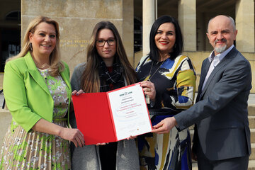 Landeshauptmann-Stellvertreterin Mag.a Astrid Eisenkopf (2.v.r.) und Bildungslandesrätin Mag.a (FH) Daniela Winkler (l.) überreichten gemeinsam mit Bildungsdirektor Mag. Heinz Josef Zitz (r.) die Ehrenurkunde des ÖKOLOG-Awards an Julia Mainx (2.v.l.).