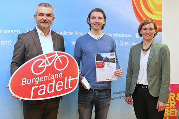 Verkehrslandesrat Heinrich Dorner mit dem Hauptgewinner der diesjährigen Aktion Winterradeln Marlon Kögl aus Neufeld und Christine Zopf-Renner, Leiterin der Mobilitätszentrale Burgenland