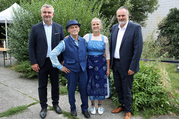 Landeshauptmann Hans Peter Doskozil (r.) und Landesrat Heinrich Dorner (l.) gratulierten Jospeh und Miriam Koó (Mitte) zum Jubiläum.