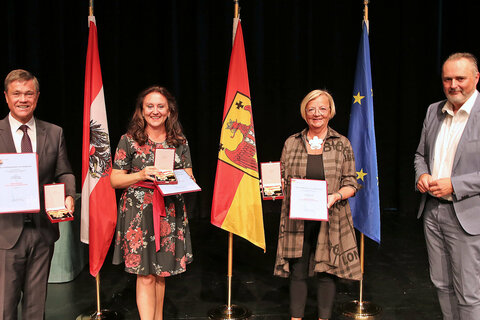 Landeshauptmann Hans Peter Doskozil überreichte das Komturkreuz an Landesrat und Landtagsabgeordneten a.D. Dr. Peter Rezar (1.v.l.), Landesrätin und Landtagsabgeordnete a.D. Mag.a. Michaela Resetar (2.v.l.) und Landtagsabgeordnete und Klubobfrau a.D. Bürgermeisterin Ingrid Salamon (3.v.l.)