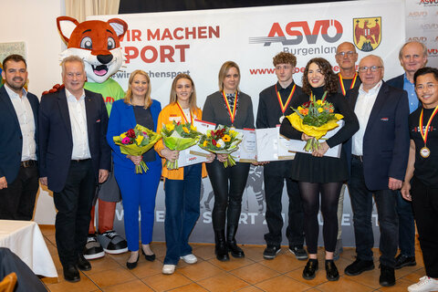 Landesrätin Mag.a (FH) Daniela Winkler (3.v.l.) würdigte die Leistungen der Sportler*innen bei der ASVÖ-Meisterehrung. Mit ihr am Foto: Landtagsabgeordneter, Bürgermeister von Gols Kilian Brandstätter, ASVÖ Burgenland-Präsident Ing. Robert Zsifkovits, Lisa Fuhrmann (Jiu Jitsu Club Vila Vita Pannonia Wallern), Claudia Loos (Jiu Jitsu Club Vila Vita Pannonia Wallern), Michael Freudenberger (Jiu Jitsu Club Vila Vita Pannonia Wallern), Julia Blawisch (Kampfsportclub Dragonfighters Bruckneudorf), Christoph Marsano (Union Yacht Club Neusiedlersee), ASVÖ Burgenland-Vizepräsident Direktor Hans Schrammel, Landtagsabgeordneter Erwin Preiner und Joel Catena (East End Barbell Club) (v.l.).