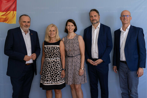 Gruppenbild von der Angelobung der Landeswahlleiter für die kommende Nationalratswahl (v.l.) Landeshauptmann Hans Peter Doskozil, Gruppenvorständin Gruppe 2, WHRin Mag.a Brigitte Novosel, Hauptreferatsleiterin Mag.a Cornelia Lichtenberger, Abteilungsvorstand Abteilung 2 - Landesplanung, Gemeinden und Wirtschaft, Mag. Bernhard Ozlsberger, BA, Landesamtsdirektor Mag. Ronald Reiter, MA.