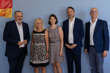 Gruppenbild von der Angelobung der Landeswahlleiter für die kommende Nationalratswahl (v.l.) Landeshauptmann Hans Peter Doskozil, Gruppenvorständin Gruppe 2, WHRin Mag.a Brigitte Novosel, Hauptreferatsleiterin Mag.a Cornelia Lichtenberger, Abteilungsvorstand Abteilung 2 - Landesplanung, Gemeinden und Wirtschaft, Mag. Bernhard Ozlsberger, BA, Landesamtsdirektor Mag. Ronald Reiter, MA.