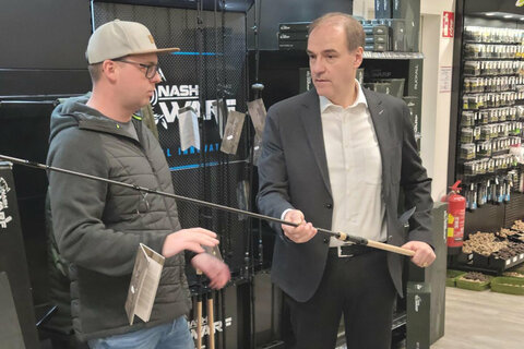 Wirtschaftsandesrat Dr. Leonhard Schneemann mit Andreas Pratl im Angelshop Carpelite in Pinkafeld