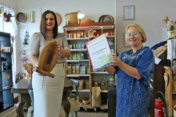 Andrea Rosa Rittnauer, Besitzerin des Genussladens s'gsunde Eck in Mattersburg, wurde von LH-Stellvertreterin Astrid Eisenkopf mit dem Bio-Innovationspreis des Landes Burgenland in der Kategorie Anerkennung für gelungene Bio Arbeit ausgezeichnet.