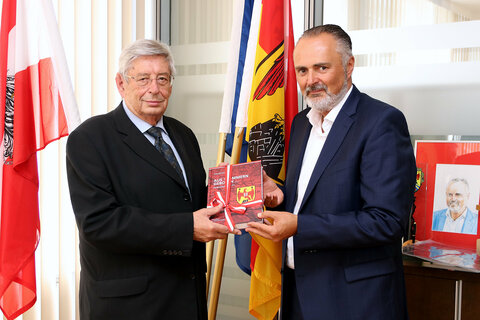 „Mit Österreich verbunden“: Historiker Gerald Schlag überreichte Landeshauptmann Hans Peter Doskozil die Neuauflage seines Buchs „Aus Trümmern geboren: Burgenland 1918-1921“