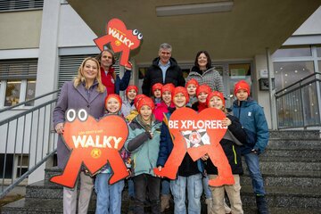 Landesrätin Mag.a (FH) Daniela Winkler freut sich gemeinsam mit dem Organisationsteam sowie den Kids über den Start der „School of Walk“ im Zuge der 24 Stunden Burgenland Extrem-Tour.
