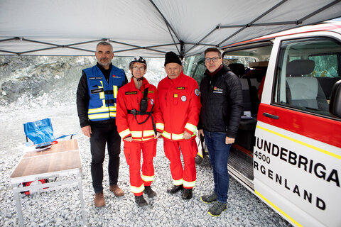 Landesrat Mag. Heinrich Dorner, Landesleiterin, Staffelführerin, Gruppenkommandantin und Hundeführerin Barbara Tuider und Helfer, ÖKV-Leistungsrichter, ÖKV-ÖRHB-Trainer und Gruppenkommandant Hans Moser und Landtagsabgeordneter, Bürgermeister von Markt St. Martin Jürgen Karall (v.l.).