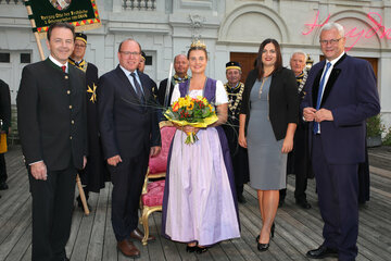 Die neue burgenländische Weinkönigin Susanne Riepl mit Landeshauptmann-Stellvertreterin Mag.a Astrid Eisenkopf, Andreas Liegenfeld, Präsident des burgenländischen Weinbauverbandes, Landtagsabgeordneter Bürgermeister Mag. Thomas Steiner und LWK-Präsident Abg. z. NR Dipl.-Ing. Nikolaus Berlakovich applaudierten bei der Krönung der neuen burgenländischen Weinkönigen Susanne I.