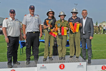 Landesfeuerwehrkommandant-Stellvertreter LBDS Martin Reidl, Landesfeuerwehrkommandant LBD Ing. Franz Kropf (v.l.) und Landesrat Heinrich Dorner (r.) mit den Vertretern der Siegermannschaft Rudersdorf-Berg (3.v.r.), Neufeld an der Leitha (3.v.l.) und Schachendorf (2.v.r.).
