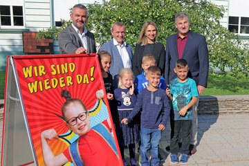 Kinder der Volksschule Neufeld mit Verkehrslandesrat Heinrich Dorner und Bürgermeister Michael Lampel