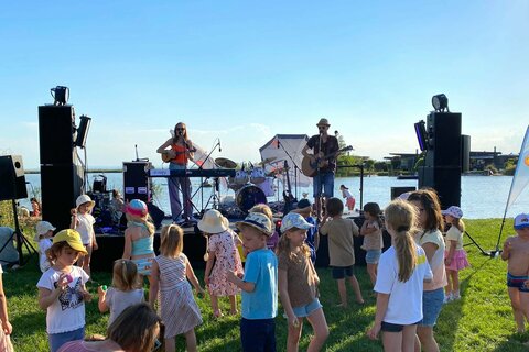 Das See Opening 2025 im Burgenland hat einmal mehr seine Bedeutung als Saisonauftakt unter Beweis gestellt. Trotz durchwachsenen Wetters am ersten Wochenende und eines verregneten Sonntags zum Abschluss genossen heuer wieder mehr als 45.000Besucher:innen das vielfältige Programm und die einzigartigen Kulissen des Neusiedler Sees und Neufelder Sees.