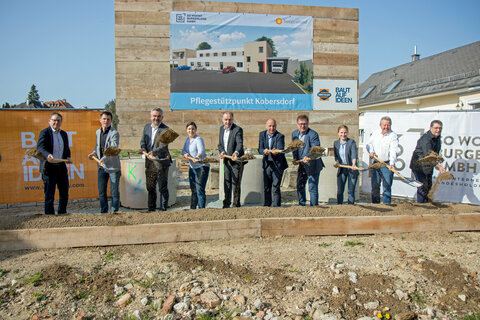 Spatenstich mit LIB-Geschäftsführer Univ.-Prof. Dipl.-Ing. Dr. techn. Gerald Goger, Soziallandesrat Dr. Leonhard Schneemann, SOWO-Geschäftsführerin Melanie Piskernik, Infrastrukturlandesrat Mag. Heinrich Dorner und Bürgermeister Andreas Tremmel.