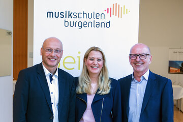 Bildungslandesrätin Mag.a Daniela Winkler mit dem scheidenden Landesmusikschulreferent und Geschäftsführer Gerhard Gutschik (r.) sowie seinem Nachfolger Mag. Thomas Mersich, MAS (l.).