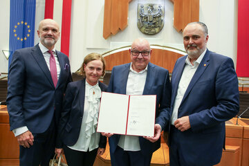 andeshauptmann Hans Peter Doskozil mit Kammerschauspieler Wolfgang Böck und dessen Frau, der burgenländischen Architektin Sonja Kremsner, und dem Landesdirektor des ORF Burgenland Mag. Werner Herics im Landtagssitzungssaal im Eisenstädter Landhaus