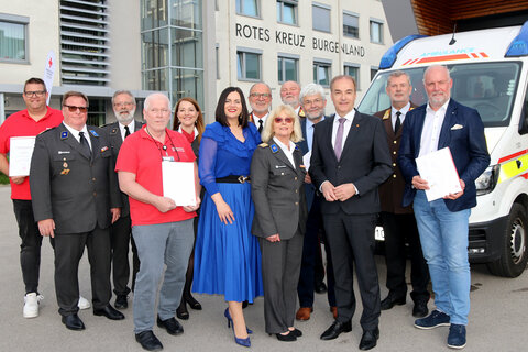 Bildtext 160_Jahre_Rotes_Kreuz_2 (v.l.n.r.): Ehrengäste mit Geehrten: Christoph Edelhofer, Dr. Werner Krischka, Vizepräsident Rotes Kreuz Burgenland, Geschäftsleiter Thomas Wallner, MSc, Günter Kremper, Geschäftsleiterin Mag. Tanja König, LH-Stv.in Mag.a Astrid Eisenkopf, Ing. Mag. Josef Bader, Friederike Pirringer, Präsidentin Rotes Kreuz Burgenland, Ronald Szenkovich, Mag. Christian Moder, Landesrat Dr. Leonhard Schneemann, Ing. Alois Kögl und KR Josef Andreas Kamper.