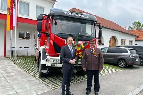 LR Dr. Leonhard Schneemann mit dem FF-Kdt. Thomas Schreiner