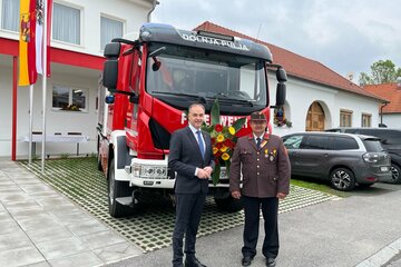 LR Dr. Leonhard Schneemann mit dem FF-Kdt. Thomas Schreiner