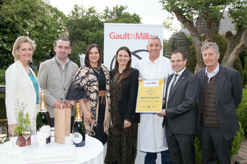 (v.l.n.r.): G&M-Hrsg.in Martina Hohenlohe, Herbert Oschep, Obmann Wein Burgenland und Weintourismus Burgenland, LH-Stv.in Astrid Eisenkopf, Barbara Eselböck-Weissgerber, Koch des Jahres 2024 Alain Weissgerber, WK-Bgld.Präs. Andreas Wirth, G&M-Hrsg. Kari Hohenlohe