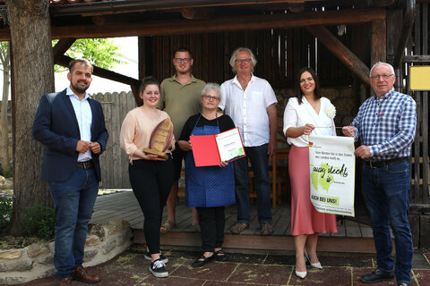 LH-Stv.in Mag.a Astrid Eisenkopf, Bürgermeister Hans Schrammel und Vizebürgermeister LAbg. Kilian Brandstätter gratulierten der Familie Lehner in Gols zum Bio-Innovationspreis: v. l.: Vizebgm. LAbg. Kilian Brandstätter, Victoria, Siegrid, Sebastian und Erwin Lehner, LH-Stv.in Astrid Eisenkopf, Bürgermeister Hans Schrammel